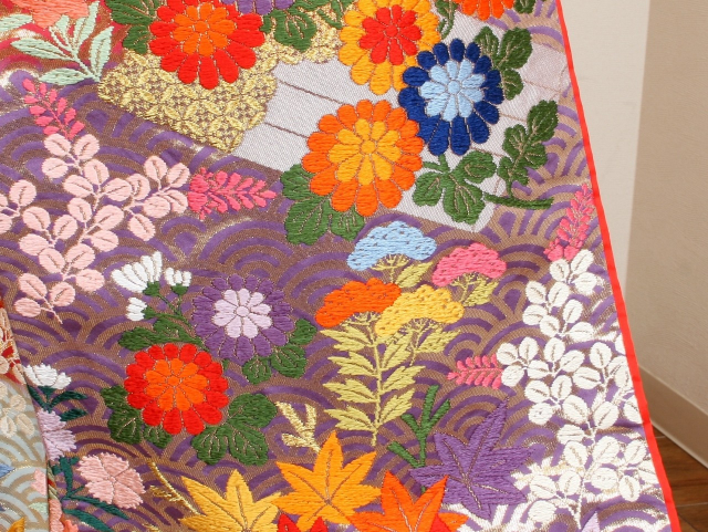 四季の草花模様の色打掛
