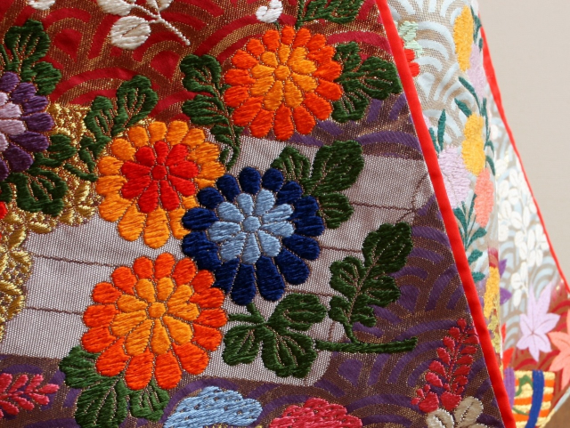 四季の草花模様の色打掛