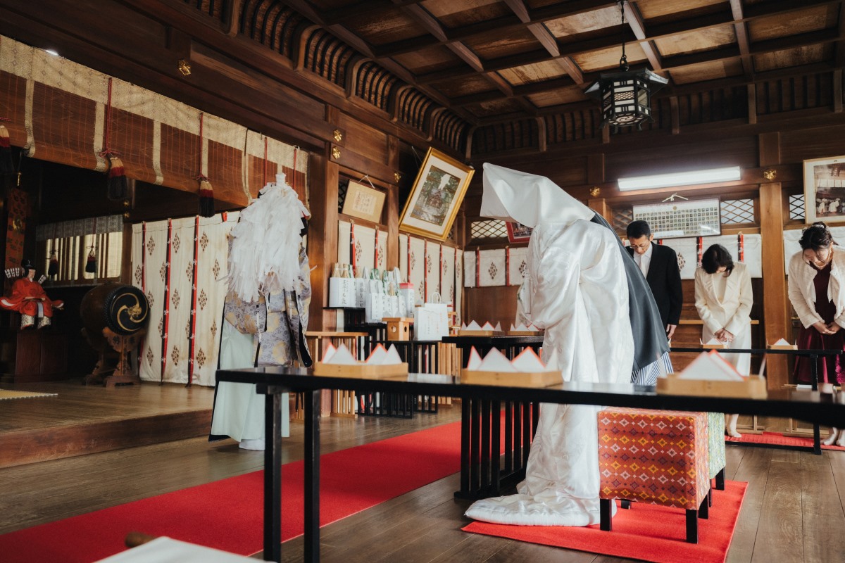 中目黒八幡神社挙式の新郎新婦様に紋服、白無垢レンタル